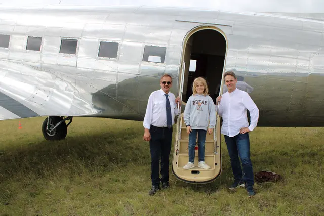Gustav Z. Holdosi mit dem zukünftigen Piloten Lionel (10) und dem aktiven Piloten Christian Siller. | Foto: Schauer