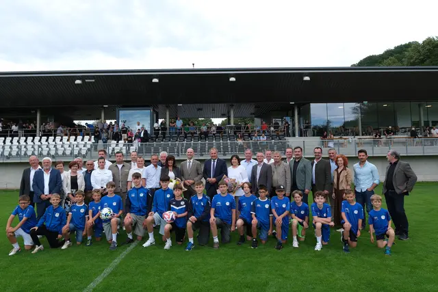 Besucherinnen, Sportler, Gemeindevertreter, Sponsorinnen und Ehrengäste feierten die offizielle Eröffnung des neuen Stadions.  | Foto: MeinBezirk/Antonia Unterholzer