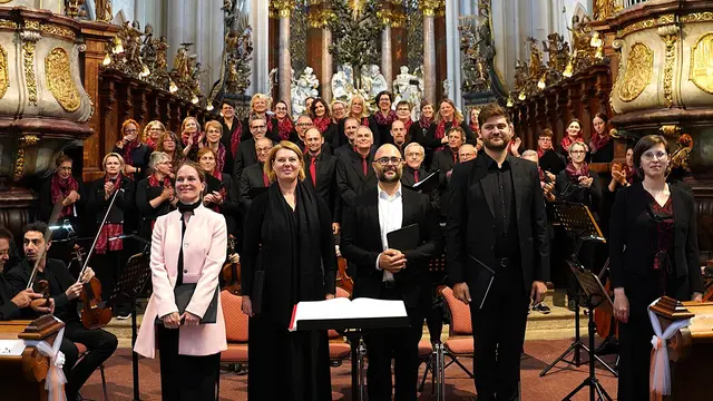 Sommerkonzert in der Stiftskirche: Stiftskapellmeisterin Stefanie Sillar (rechts) mit den vier Solisten und den beiden Chören. | Foto: Franz Fichtinger