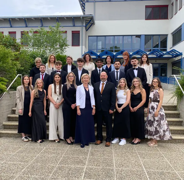 Die 5AK mit Direktorin Sonja Hasler, Klassenvorstand Alxej Tajmel und ihren Professorinnen Beate Heinrich, Henrietta Marinov-Klein, Dagmar Kraly-Stinakovits, Stefanie Fleck-Fleischhacker, Eva Tajmel, Gesa Buzanich und Eva-Maria Kneisz | Foto: Gesa Buzanich
