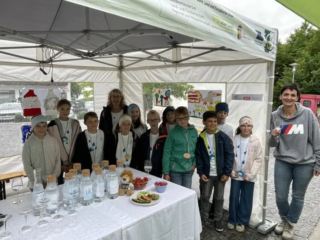 Die Kinder der Volksschule Steinbach luden gemeinsam mit Naturpark-Geschäftsführerin Sabine Pumberger (r.) zum Gänseweintag ein. | Foto: Naturpark Attersee-Traunsee