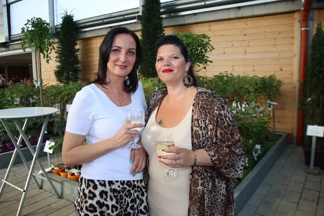 Ein Gläschen genehmigten sich beim Weinfest Astrid und Tanja.