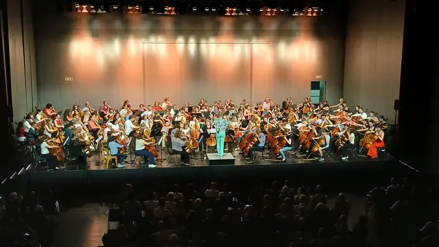 Rund 110 Cellistinnen und Cellisten waren auf der Bühne vom Kunsthaus Weiz zu sehen und hören. | Foto: Josef Hofmüller