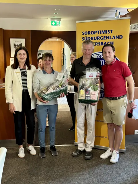 Soroptimistinnen-Vizepräsidentin Angelika Senninger (links) und GolfclubpräsidentePatrick Oswald mit den Sieger-Duo Gerlinde Graf und Adolf Graf.
 | Foto: Soroptimist-Club