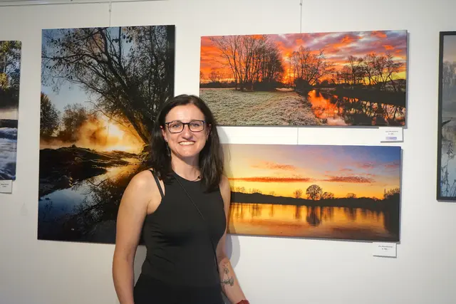 Tanja Siegl lud zu ihrer ersten Foto-Ausstellung im Gasthaus Klaus Werner in Wallendorf.  | Foto: Elisabeth Kloiber/MeinBezirk