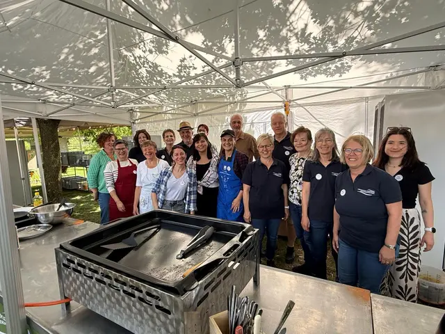 Zahlreiche freiwillige Helferinnen und Helfer trugen mit ihrem Engagement zum Gelingen des Festes der Begegnung in Prinzersdorf bei. Gemeinsam sorgten sie für kulinarische Vielfalt und gelebtes Miteinander | Foto: Cornelia Strobl