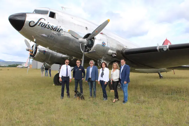 Vor dem "Star der Feier", der DC-3, besser bekannt als Rosinenbomber, Baujahr 1942: Motorflugunion-Vorstand Gustav Z. Holdosi, Schweizer Flottenkommandant Nicolas "Nicu" Misteli mit Lotta, Klosterneuburger Stadtrat Josef Pitschko (FPÖ), Brigitte Reimberger (Nationalratsabgeordnete außer Dienst), Angelika Hohensinner-Wallishauser (FPÖ Klosterneuburg) und Stadtrat und Landtagsabgeordneter Philipp Gerstenmayer (FPÖ). | Foto: Schauer