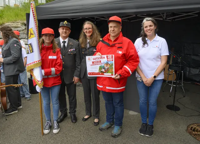 Danke für Geschenk der Abteilung Tamsweg: mit Fahne: Isabella Pagitsch, Abt. Kdt  Mario Pagitsch, AbtKdt-Stv. Judith Gruber, Gruppenleiter Hans Michael Jahnel, GrpLeiter-Stellvertreterin Ursula Jessner (von links).  | Foto: Peter Bolha
