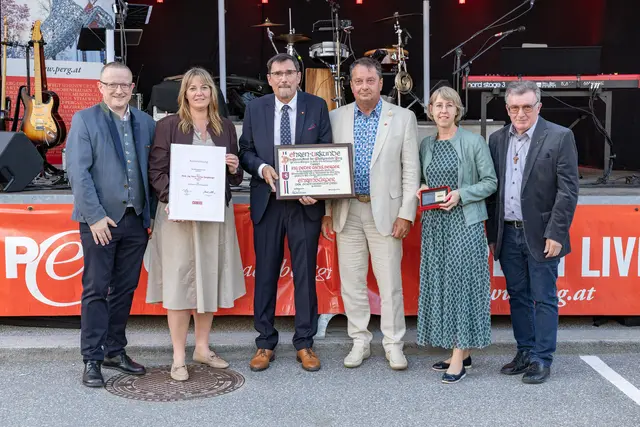 Bezirkshauptmann Werner Kreisl, WKO-Perg-Leiterin Eva Steinkellner, Peter Ganglberger, Bgm. Anton Froschauer, WKO-Obfrau Eveline Grabmann, Pfarrer Konrad Hörmanseder. | Foto: gemeindejournal.at
