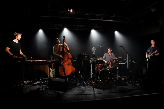 Die vier Tiroler Musiker präsentierten in der Stadtbühne Imst ihr ausgereiftes siebtes Album „Pool“. v. l. n. r.: Matthias Legner (Vibraphon), Clemens Rofner (Kontrabass), Chris Norz (Schlagzeug) und Philipp Ossanna (Gitarre).