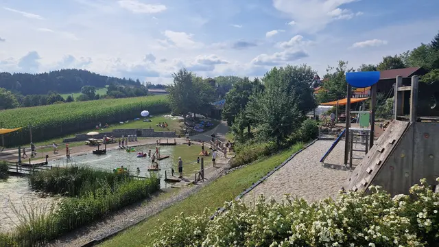 Auch ein Teich, der mit Minibooten und Floßen befahren werden kann, gehört. zum Obra-Kinderland in Neukirchen dazu. | Foto: MeinBezirk/Maria Rabl