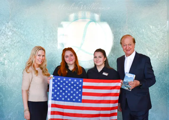 Hotelier-Familie Daniela (links) und Johann Haberl (rechts) ermöglichen Sarah Buchegger und Laura Jost einen Lernaufenthalt in Ohio. | Foto: Hotel Larimar