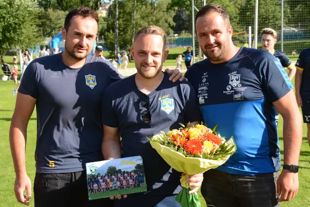 Der sportliche Leiter des SV Haslach, David Aichberger, Philipp Eder, der zur TSU Kollerschlag wechselt und Sektionsleiter Matthias Engleder.  | Foto: Prem
