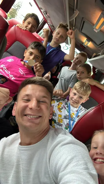 Ein Mann und einige Kinder sitzen im Bus
