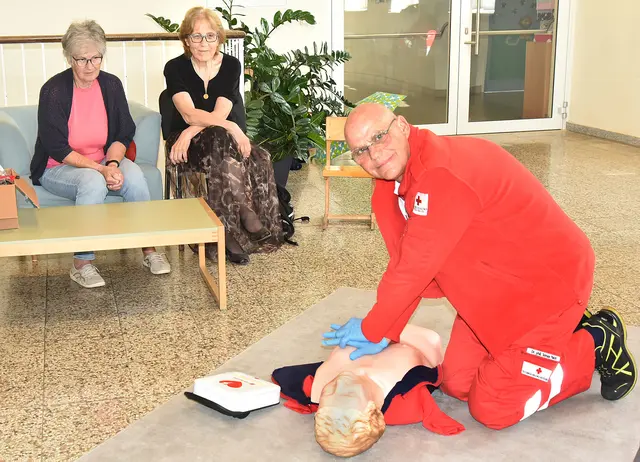 Defi Anwendung richtig gemacht mit Dr. Tomas Paichl | Foto: Herbert Schleich