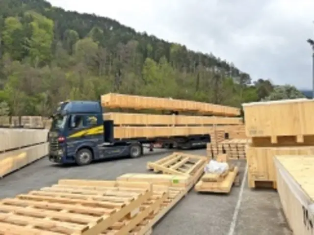 Am Standort Ramsau fertig Deufol Austria jährlich rund 1,3 Mio. m² Kistenoberflächen. | Foto: Deufol Austria
