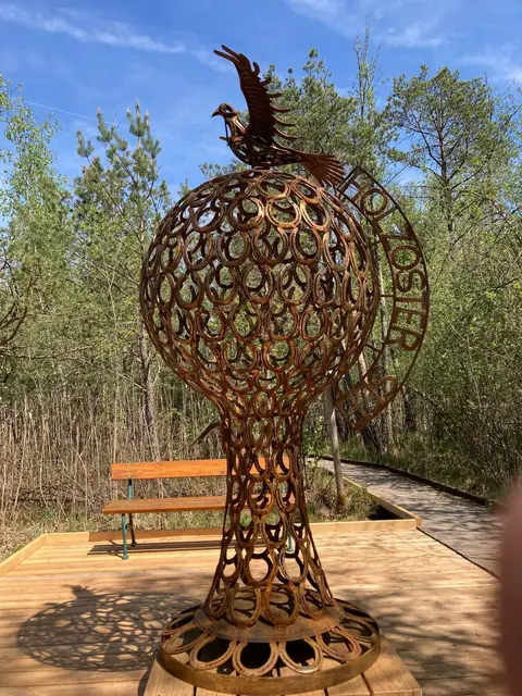 Die neue Skultpur am Holzöstersee. | Foto: Höllwart