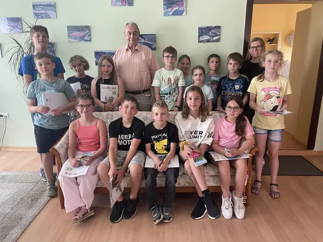 Bürgermeister Wolfram Erasim mit Volksschullehrerin Simone Eder und den Schülerinnen- und Schülern der 3. und 4 Klasse der Volksschule Rabensburg. | Foto: Gemeinde Rabensburg