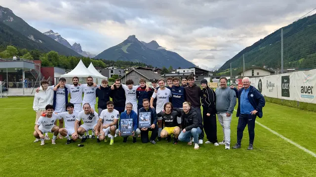 Obmann Ramon Ram und der sportliche Leiter Wolfgang Hupfauf bedankten sich beim Trainerteam der zweiten Mannschaft Klaus Wurzer und Nik Niedermoser für zwei Meistertitel und sieben erfolgreiche Jahre. | Foto: Stefan Pertl