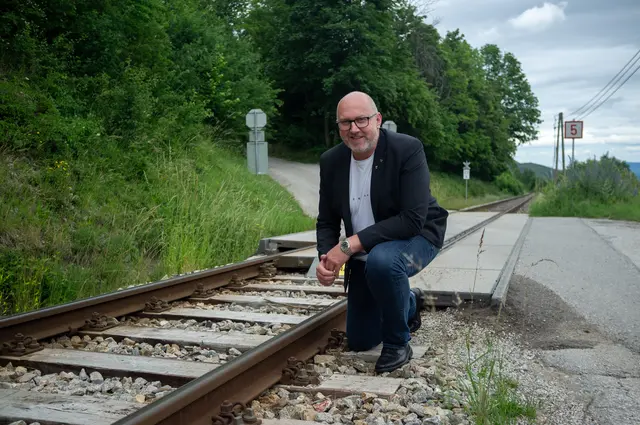 Der Bahnübergang, wo der Bürgermeister kniet, fällt. | Foto: Santrucek