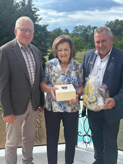 Gemeinderat Martin Karnthaler, Jubilarin Auguste Binder-Roth und Bürgermeister Bernhard Karnthaler und  | Foto: Marktgemeinde Lanzenkirchen