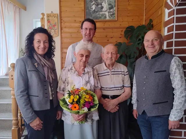 Gratulation im Hause Ponweiser. Natürlich gab's für die brave Ehefrau einen schönen Blumenstrauß. | Foto: Gemeinde Scheiblingkirchen