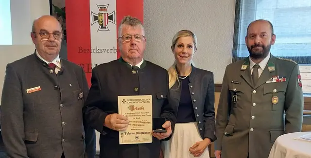 Von links: Michael Kendlbacher (Präsident des OÖ Kameradschaftsbundes), Johann Mühlehner, Bezirkshauptfrau Andrea Wildberger und Peter Hinterreiter (Bezirksobmann des Kameradschaftsbundes). | Foto: zVg