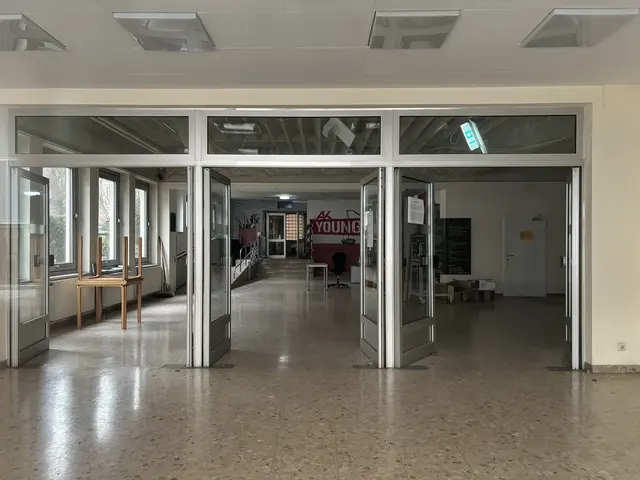 Die Gänge der alten Schule sind leer, aus Sicherheitsgründen werden die Räumlichkeiten nicht mehr verwendet. Teile wurden bereits abgetragen. | Foto: Nathanael Peterlini/MeinBezirk