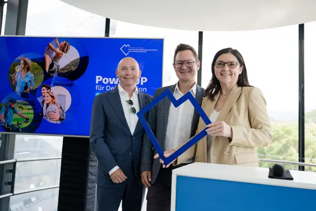 Die Volksbank Steiermark und die vier steirischen Beteiligungsgenossenschaften fördern wieder Unternehmen und Vereine im Zuge von "Power Up". Am Foto: Vorstandsdirektor Hannes Zwanzger und GD Monika Cisar Leibetseder mit dem Sprecher der VB-Beteiligungsgenossenschaften Christian Huss. | Foto: Conny Leitgeb Photograph