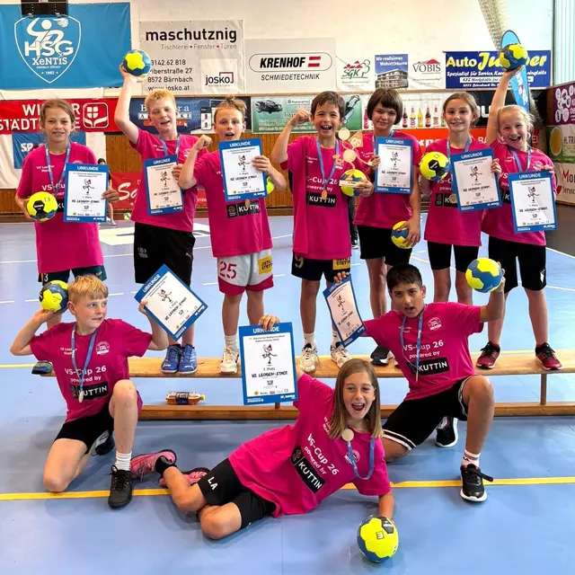 Kinder halten urkunden und Bälle in der Hand