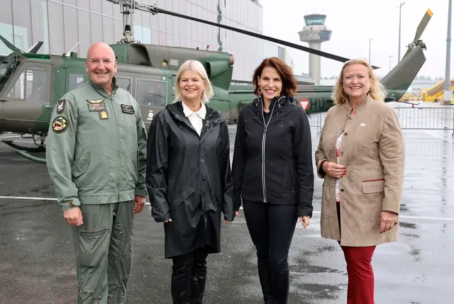 Im Bild v.l.n.r.: Air Chief Generalmajor Gerfried Promberger, Verteidigungsministerin Klaudia Tanner, Landeshauptfrau Karoline Edtstadler und Geschäftsführerin Bettina Ganghofer. | Foto: Land Salzburg/Franz Neumayr