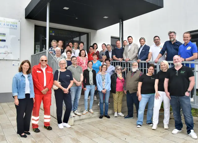 Große Schar der Ausstellerund Mitarbeiter | Foto: Herbert Schleich