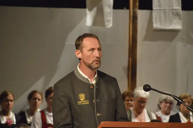 "Das Ehrenamt ist die stille Kraft dahinter“, so der Passionsspielverein-Obmann, Michael Juffinger. | Foto: Brigitte Eberharter