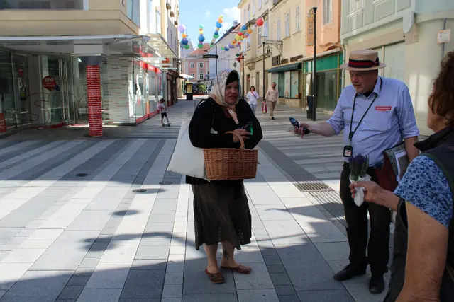 "Lavendelfrau" Sandra Blum zeigte auf, wie die ärmeren Menschen im Mittelalter ihren Lebensunterhalt verdienten. | Foto: Schauer
