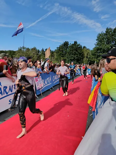 Daniel Rosenmayr durfte sich nach 226 Kilometern und knapp 13 Stunden Belastung als Ironman-Finisher feiern lassen. | Foto: Rosenmayr