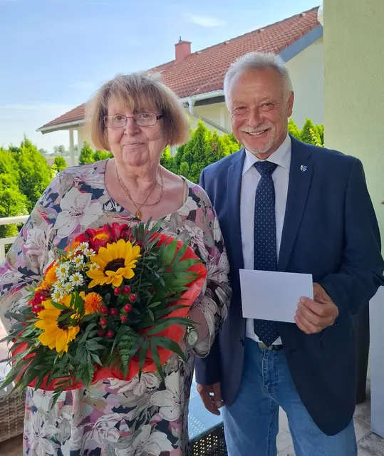 Bürgermeister Herbert Porsch mit Jubilarin Maria Lehner. | Foto: Gemeinde