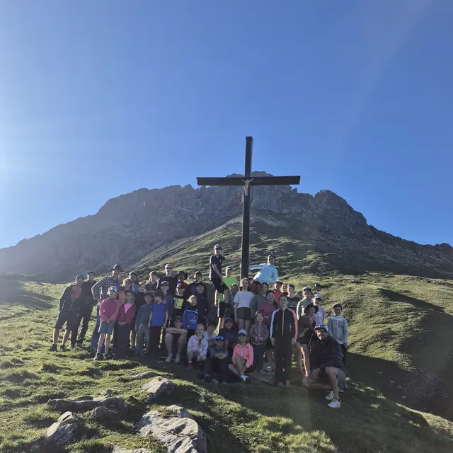 Die Imster Alpenvereinsjugend entzündete am Plattein ein tolles Herz Jesu-Feuer. | Foto: Alpenverein Imst