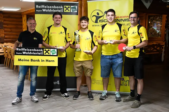 Alexander Österreicher von der Raiffeisenbank Horn, Hamdija Duric, Gregor Hofbauer, Lukas Gebert-Germ
und Reinhard Pleßl. | Foto: Union Horn
