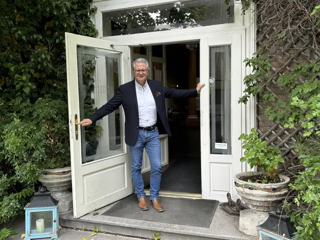 Thomas Gailer begrüßt seine Gäste unweit des Zentralfriedhofs.  | Foto: Luca Arztmann/MeinBezirk