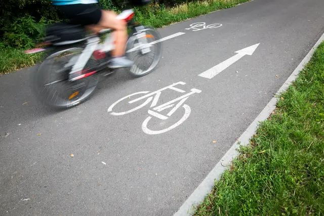 Ausbau der Radverbindung entlang der Aldranser Straße: Bis Anfang August 2027 soll der bergauf führende Radweg entlang der L32 Aldranser Straße fertiggestellt werden.  | Foto: stock.adobe.com/at/Khaligo 