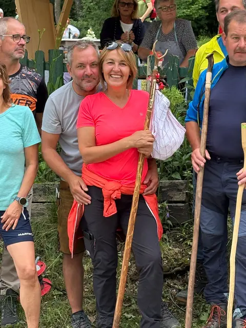 Die Sieger mit der größten Gruppe: Sepperl und Viki Kickinger aus Kasten. Sie freuen sich total und hatten viel Spaß bei der Wanderung. | Foto: Gem. Stössing