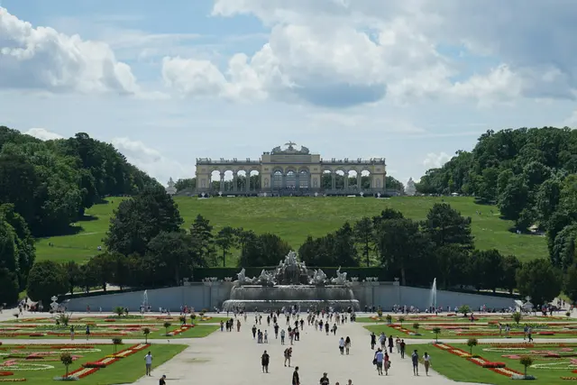 Bei der Präsentation der bundesweiten Tourismusstrategie „Vision T“ hoben Vertreter der Stadt Wien und des WienTourismus die Rolle des Tourismus als Wirtschafts- und Beschäftigungsfaktor hervor. (Symbolbild) | Foto: Bradley Pritchard Jones/Unsplash