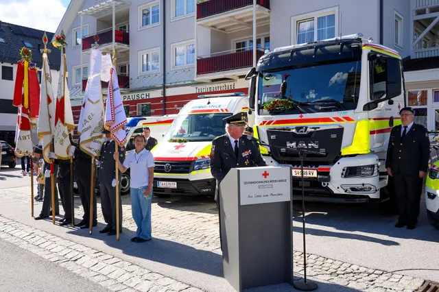 In seiner Eröffnungsrede betonte Rotkreuz-Präsident Dr. Werner Aufmesser die strategische Bedeutung des Standorts des neuen Katastrophen-Hilfsdienstlagers im Lungau. | Foto: Peter Bolha