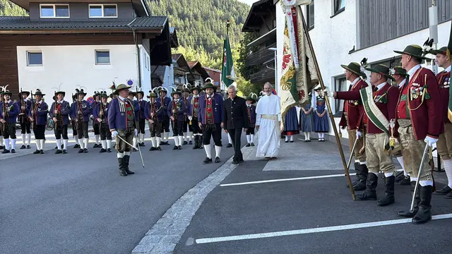 Die Herz Jesu Feier in Völs fand dieses Jahr erstmals am Dorfplatz statt.  | Foto: AMG