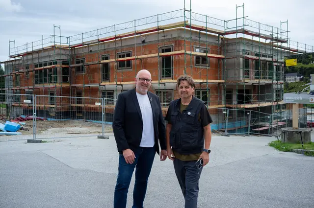 Grünbachs SPÖ-Bürgermeister Michael Schwiegelhofer und Christof Mikats vom Verein Lebensbogen bei der Baustelle. | Foto: Santrucek