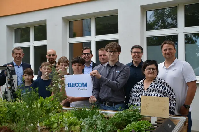 Der Farmbot ist direkt am Hochbeet installiert und von den Jugendlichen praktisch erprobt. | Foto: MeinBezirk/Rosenberger Victoria