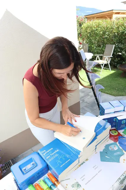 Michaela Messner stellte auch ihr neues Buch "Die geheime Macht der Familie" vor.  | Foto: MeinBezirk/ Privat