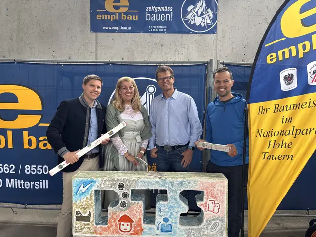 A. Manzl (GF Empl Bau), D. Lochner (Schulleitung PTS Mittersill), H. Kaltenhauser (Lehrlingsausbildner Empl Bau), H. Patsch (PTS Mittersill) | Foto: MeinBezirk