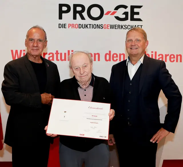 Eine ganz besondere Würdigung erfuhr Siegfried Repitz (Mitte) aus Weibern für beeindruckende 65 Jahre Gewerkschaftsmitgliedschaft. | Foto: Andreas Maringer