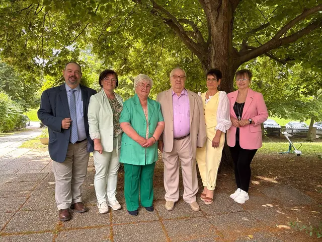 Diamantene Hochzeit feierten Eleonore und Rudolf Cermak aus Hanfthal. Dazu gratulierte die Familie mit Rudolf Cermak jr., Manuela Schörg und Gabriele Cetl sowie Bürgermeisterin Brigitte Ribisch seitens der Stadtgemeinde Laa. | Foto: Stadtgemeinde